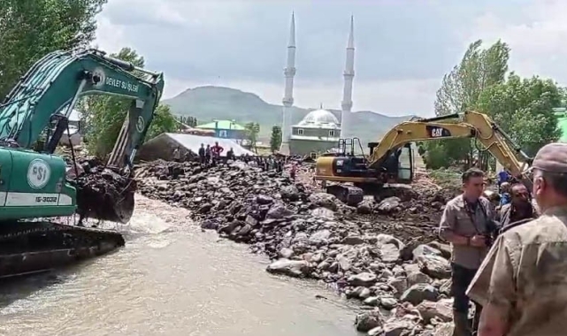 Vali Mustafa Çiftçi, Tekman'da sel yaşanan mahallelerde incelemelerde bulundu