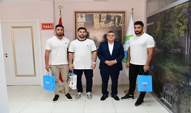 Vali Özarslan, Kırkpınar'da güreşen sporcuları makamında kabul etti