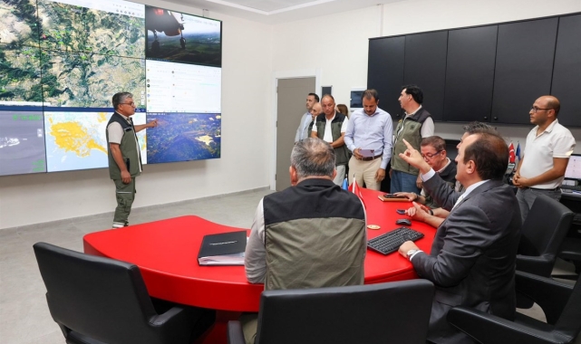 Vali Pehlivan, yangın yönetim merkezinde incelemelerde bulundu