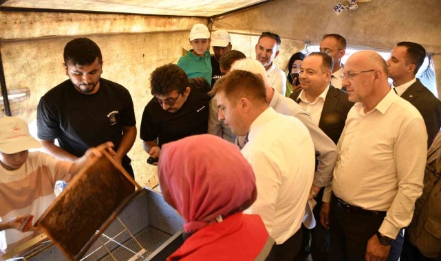 Vali Sarıibrahim, yaylada düzenlenen bal hasadına katıldı