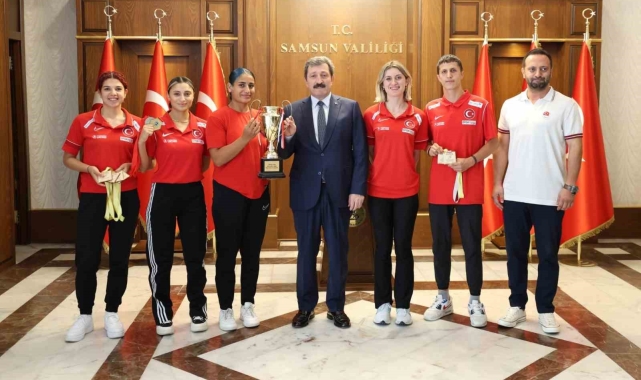 Vali Tavlı'dan Türkiye'nin gururu özel sporculara tebrik