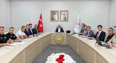 Vali yardımcılarıyla haftalık değerlendirme toplantısı