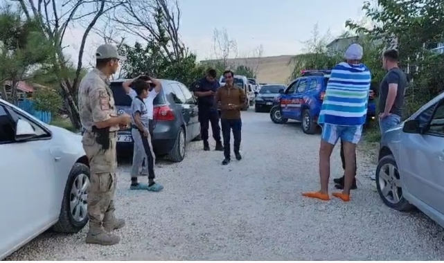 Van Gölü'ne açılan kişi ekipleri alarma geçirdi