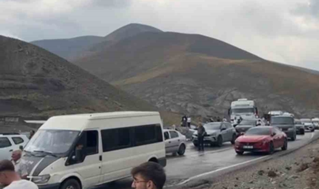 Van-Hakkari karayolunda onlarca araç selde mahsur kaldı
