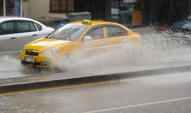 Van'da sağanak yağmur vatandaşları hazırlıksız yakaladı