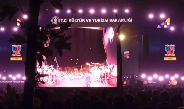 Van'da şarkıcı Bengü'nün konserinde pet şişe fırlatıldı