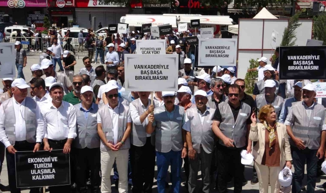 Van'da yetersiz uçak seferleri için yürüyüş yapıldı