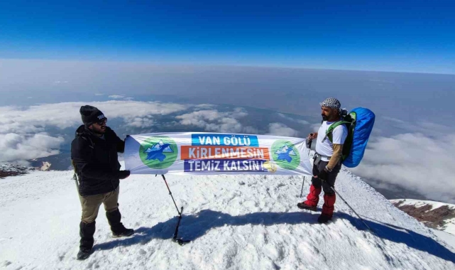 Vanlı dağcılar Türkiye'nin en yüksek dağı olan Ağrı Dağı'na tırmandı