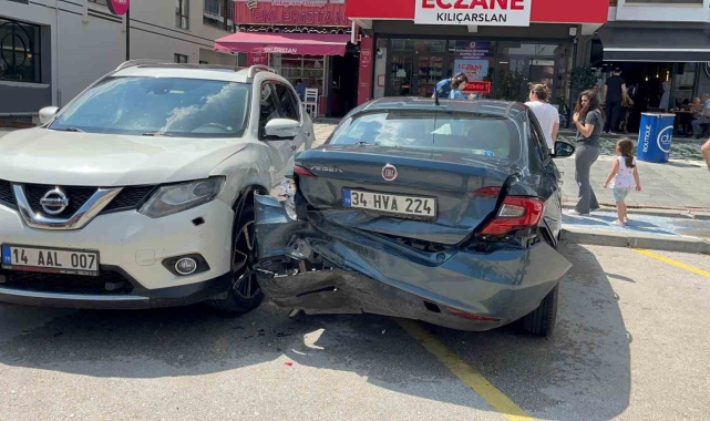 Yağışlı havada park halindeki 4 araca çarptı: 1 yaralı