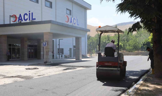 Yahyalı Belediyesi devlet hastanesi acil girişinde asfaltlama yaptı