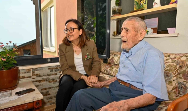 Yalova Valisi Hülya Kaya, Cumhuriyet'in kurulduğu tarihte doğan Muharrem amcayı ziyaret etti