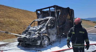 Yalova'da kamyonla çarpışan kamyonet alevlere teslim oldu