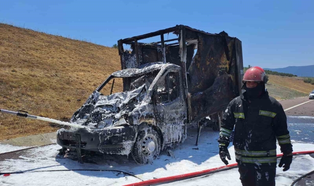 Yalova'da kamyonla çarpışan kamyonet alevlere teslim oldu