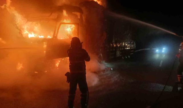 Yalova'da seyir halindeki tır alevlere teslim oldu