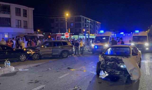 Yasak yerden U dönüşü zincirleme kazaya sebep oldu: 1'i çocuk 7 yaralı