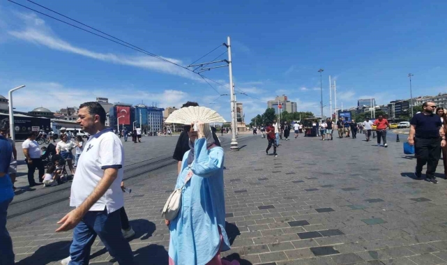 Yerli ve yabancı turistler sıcak havaya rağmen Taksim'e akın etti