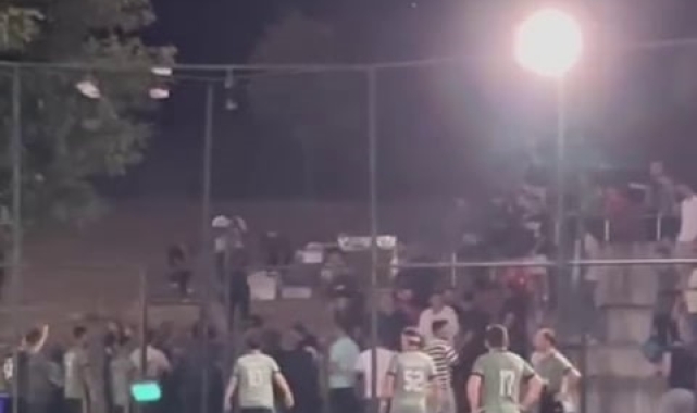 Yeşil saha boks ringine döndü, futbolcular arasında kavga çıktı