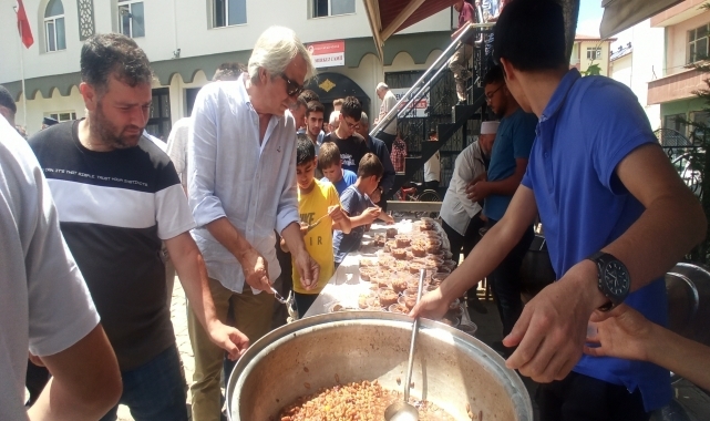 Yeşilyurt'ta vatandaşlara aşure dağıtıldı