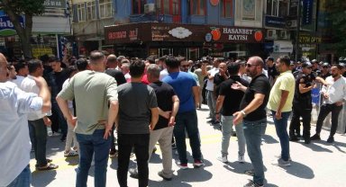 Yıkım için dükkanlar boşaltılmayınca elektrikleri kesilen esnaf yol kapattı