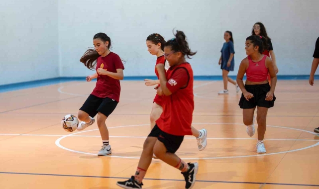 Yıldız Kızlar salon futbolu ile tanıştı