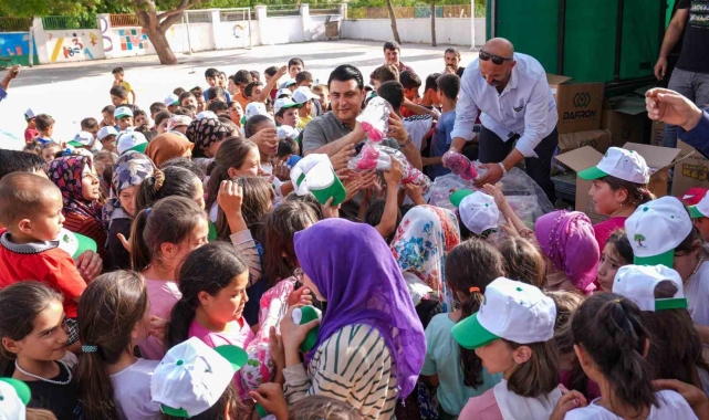 Yılmaz, ihtiyaç sahiplerine gıda yardımını kendi elleriyle yaptı
