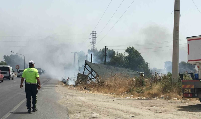 Yol kenarından başlayan yangın depolara sıçramadan söndürüldü