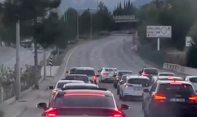 Yolu kapatan konvoydaki gelin arabası zikzak çizerek ilerledi