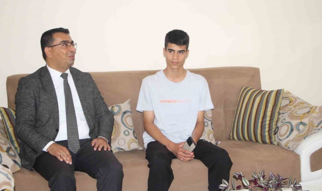 Yüksekova'da LGS'de birinci çıkan Yusuf Samet Kaya'ya evinde tebrik ziyareti yapıldı