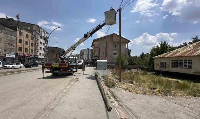 Yüksekova'da tehlike saçan elektrik direği yenilendi