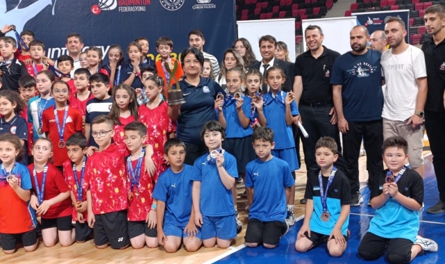 Yunusemreli badmintoncular Türkiye Şampiyonası'na damga vurdu