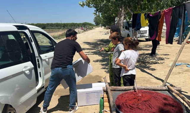 Yüreğir'de mevsimlik tarım işçisi kadınlara hijyen seti