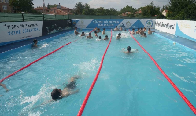 'Yüzme Bilmeyen Kalmasın' projesi sayesinde yüzme öğreniyorlar