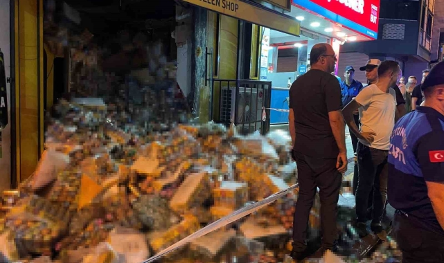 Zeytinburnu'nda tekel bayisinin asma tavanı çöktü, faciadan dönüldü: 1 yaralı