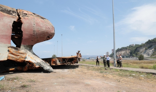 Zonguldak Valisi Hacıbektaşoğlu, batan yük gemisinin enkazından çıkarılan parçalarda yapılan çalışmaları inceledi