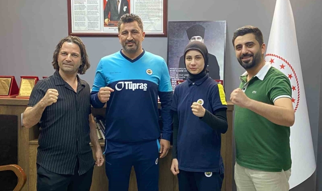 15 yaşında genç boksör Azra Nur Çetin Fenerbahçe'ye transfer oldu