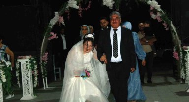 15 yıllık hayali gerçek oldu, gelinlik giyip kına gecesi yapıldı