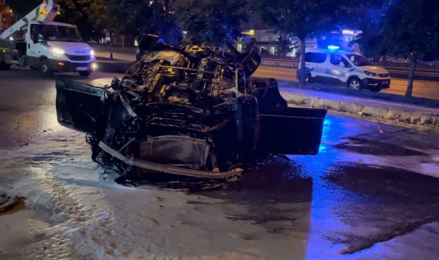 150 metre sürüklenen araç alev aldı, 2 kişi son anda kurtuldu