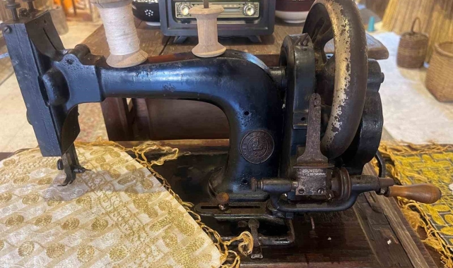 224 yıllık tarihi dikiş makinasına gözü gibi bakıyor