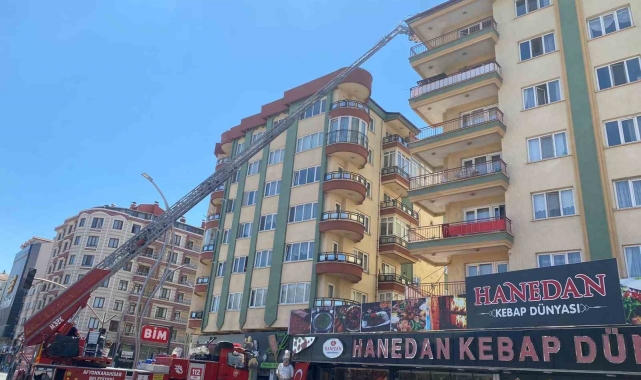 7 katlı apartmanın çatısında çıkan yangın büyük paniğe neden oldu