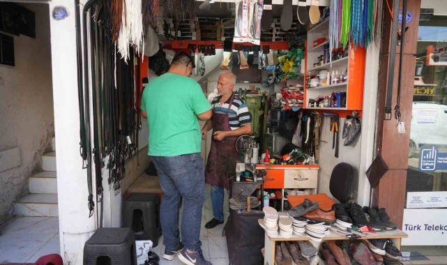 7 metrekarelik dükkanda 40 yıldır ayakkabı tamir ediyor
