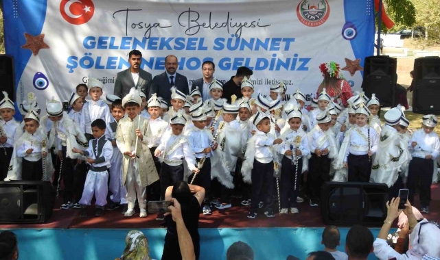 82 çocuk toplu sünnet edildi: Belediye başkanının makam aracı sünnet arabası oldu