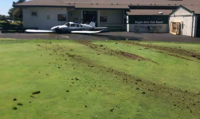 ABD&#039;de küçük uçak golf sahasına düştü