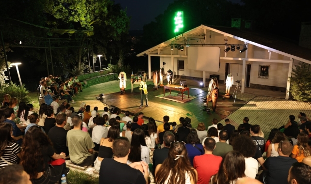 Açık havada tiyatro keyfi Ormandaki Kulübe'de başladı