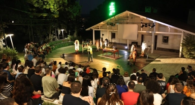 Açık havada tiyatro keyfi Ormandaki Kulübe'de başladı