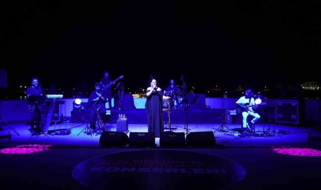Açıkhava konserlerinde sahne alan son isim İzel oldu