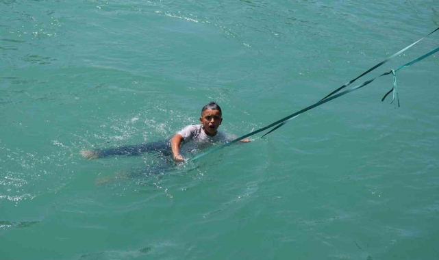 Adana'da gençler kanal kenarlarına bağladıkları iple hayata tutunuyorlar