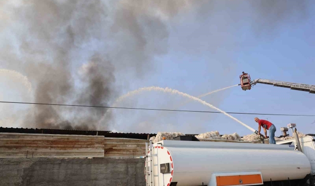 Adana&#039;da geri dönüşüm fabrikası alevlere teslim oldu