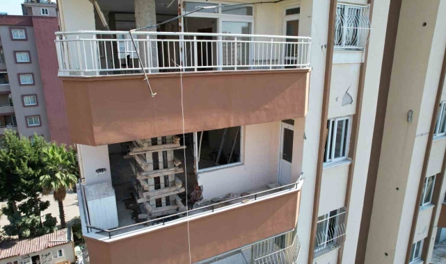 Adana'da orta hasarlı binalarda yıkım işlemi sürüyor