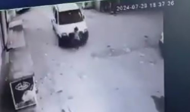 Adana'da yola fırlayan küçük çocuğa hafif ticari araç böyle çarptı