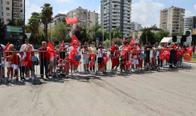 Adana'da Zafer Bayramı'nda sıcak nedeniyle alan boş kaldı